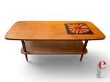 une image représentant une table en bois sur laquelle est posée une dalle