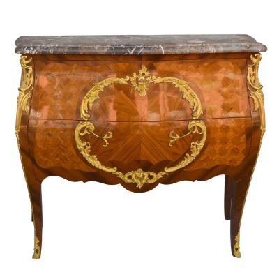 une image d'une commode avec un plateau en marbre
