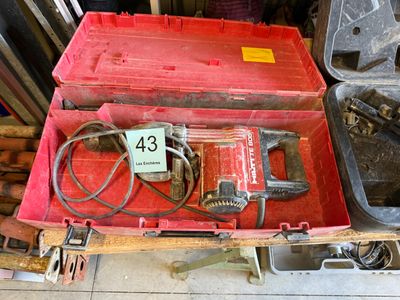une boîte à outils avec des outils sur le sol