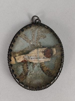 une photo d'un pendentif sur lequel figure l'image d'un avion