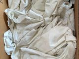une boîte en carton contenant tout un tas de vêtements
