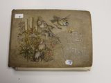 un vieux livre sur lequel figure une illustration d'oiseaux
