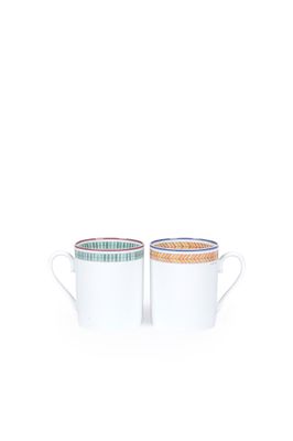 deux tasses blanches aux bords colorés sur fond blanc