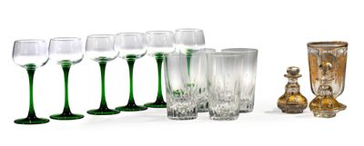 de nombreux verres et vases alignés les uns à côté des autres