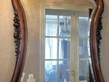 un miroir posé sur une table devant un miroir