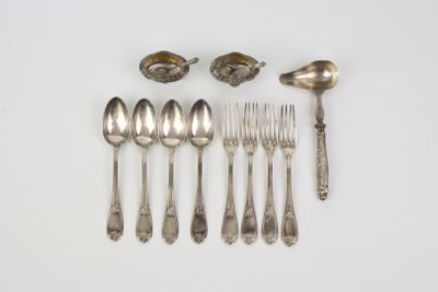 Plusieurs cuillères, fourchettes et cuillères-fourchettes sont disposées sur une surface blanche.