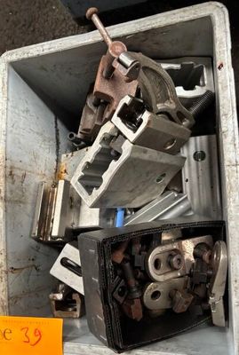 une boîte contenant tout un tas de pièces métalliques