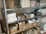 beaucoup de boîtes et de cartons sur les étagères de la pièce