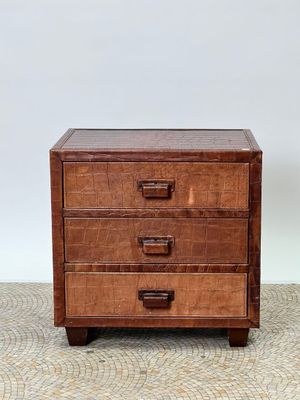 une commode marron posée sur un sol carrelé