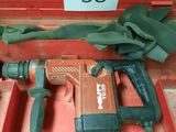 une perceuse dans une boîte rouge portant le numéro 33