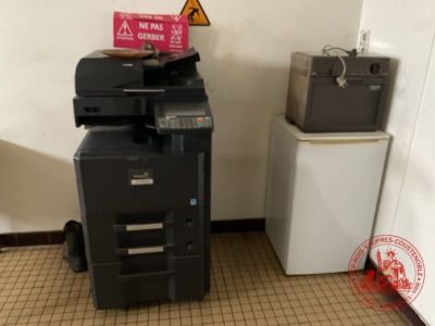 Ensemble de mobilier courant et matériel comprenant : Divers…