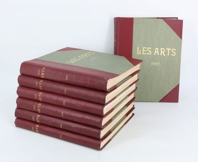 plusieurs livres empilés les uns sur les autres devant une boîte