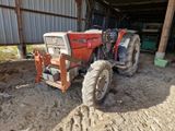 un tracteur qui est à l'arrêt dans la boue