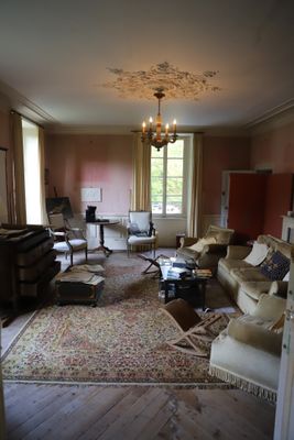 un salon avec beaucoup de meubles et un lustre