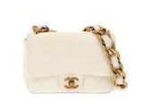 Petit sac à rabat Chanel en cuir d'agneau matelassé blanc