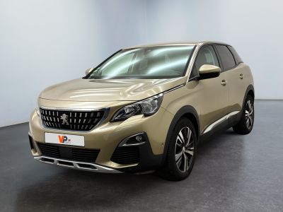 Le nouveau SUV Peugeot C-Cross est garé dans un showroom.