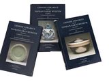 trois livres consacrés à la céramique et à la poterie chinoises sur fond blanc