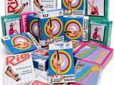 une pile de boîtes de préservatifs de différentes sortes posées sur une surface blanche