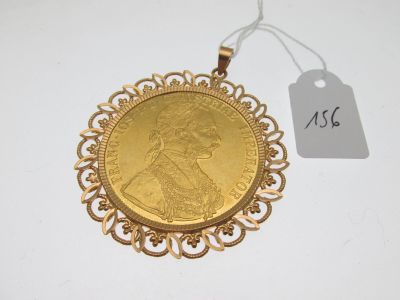 gros plan d'une pièce d'or portant une étiquette de prix