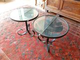 deux tables posées sur un tapis dans une pièce