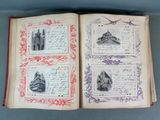 un livre ouvert sur lequel figure l'image d'un château
