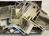une pile de vieilles photos posée sur une surface blanche