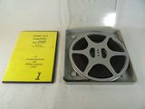 une bobine et un DVD posés sur une table
