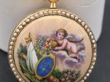 a picture of a small clock with a cheroon on it
