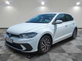une Volkswagen Jetta blanche garée dans une pièce au sol à carreaux
