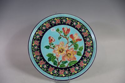 une assiette avec un motif floral sur un support