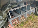 une photo d'un camion équipé d'un porte-bagages métallique à l'arrière