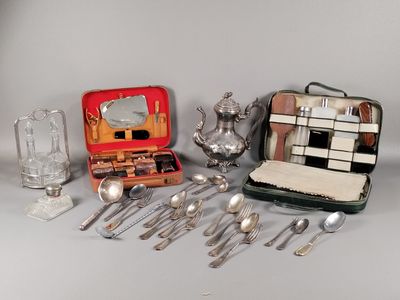 une valise contenant de l'argenterie et de l'argenterie posée sur une table