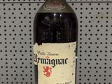 une vieille bouteille de vin posée sur un plan de travail blanc