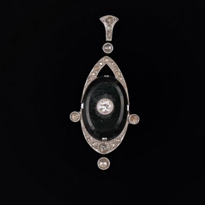 un pendentif Art déco orné d'une pierre d'onyx noir et de diamants