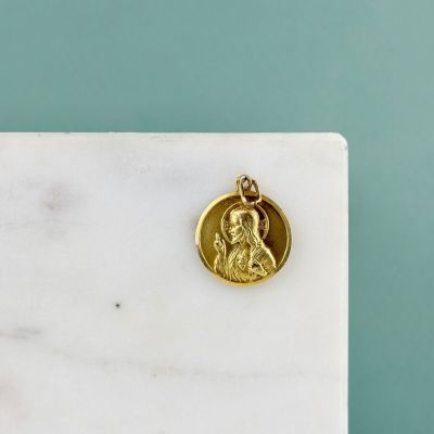 un gros plan d'une pièce d'or posée sur une surface en marbre