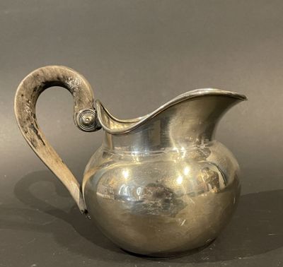 Pot à lait de forme balustre en métal argenté, le manche en …