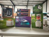 de nombreuses boîtes posées sur une étagère dans un magasin, sur laquelle se trouve un mixeur