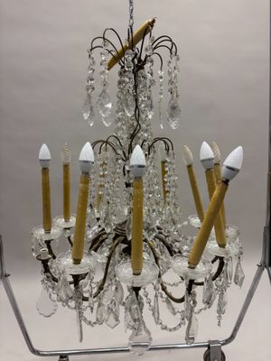 un lustre en verre et en métal