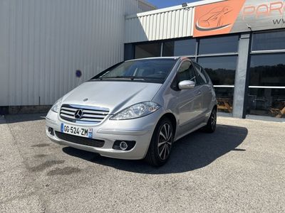 La voiture argentée est garée devant un immeuble, devant un immeuble.