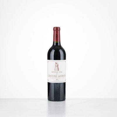 une bouteille de vin rouge posée sur une table