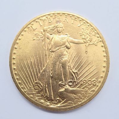 l'image d'un gros plan d'une pièce d'or sur une surface blanche
