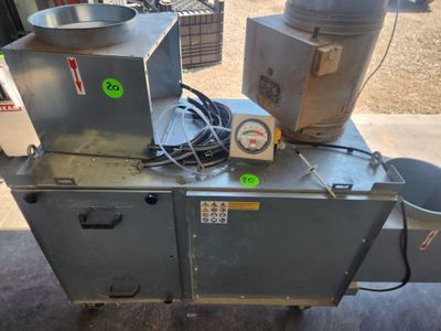 une machine posée par terre à côté d'une poubelle