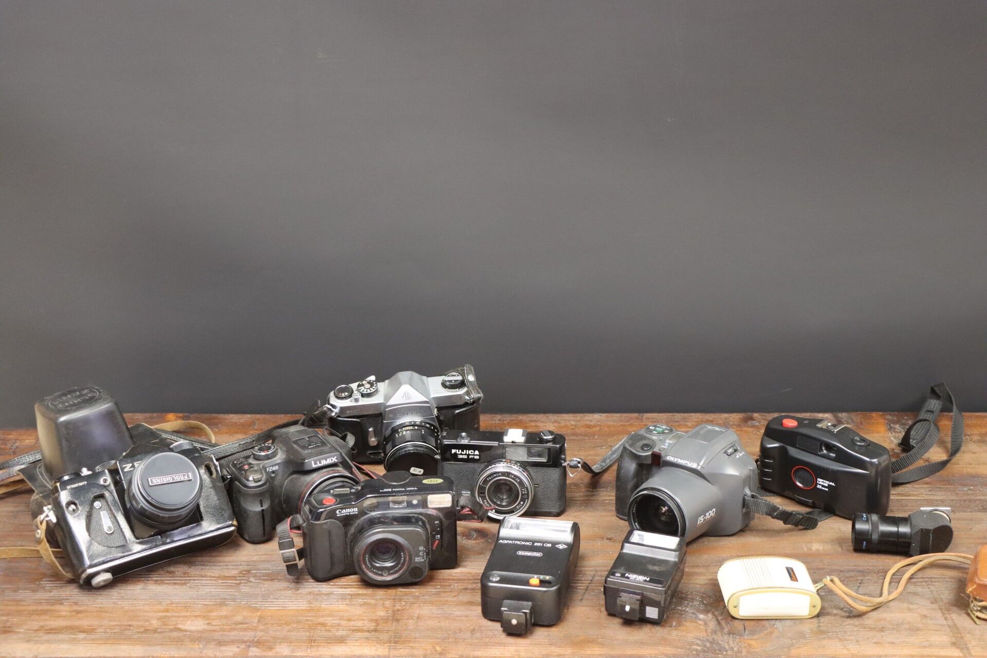 Lot d'appareils photo argentiques.