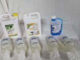 plusieurs flacons de gel hydroalcoolique posés sur une table