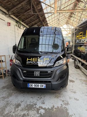 une camionnette garée dans un garage
