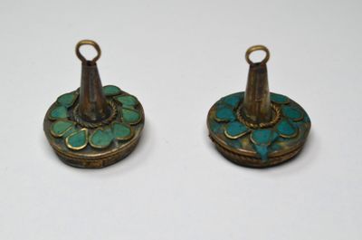 paire de bougeoirs anciens en laiton et émail turquoise