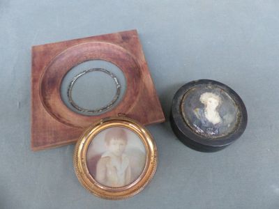 la photo d'une femme dans un cadre, à côté de celle d'un homme