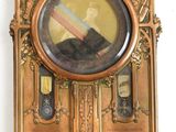 une horloge accrochée au mur sur laquelle figure le portrait d'un homme