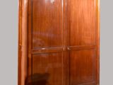 une image représentant une armoire en bois à deux portes