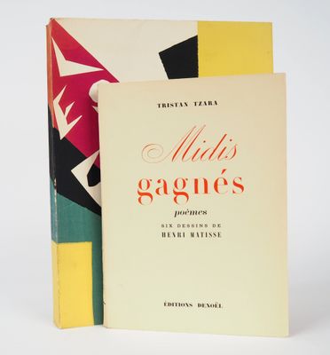 deux livres posés l'un sur l'autre sur une surface blanche